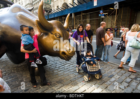 Charging Bull (manchmal ist die Wall Street Bullen oder das Bowling Green Bull genannt wird) ist ein 3.200 kg (7.000 lbs) Bronze Skulptur von Arturo Di Modica, in Bowling Green Park in der Nähe der Wall Street in New York City steht. Manhattan, New York City, Vereinigte Staaten von Amerika Stockfoto