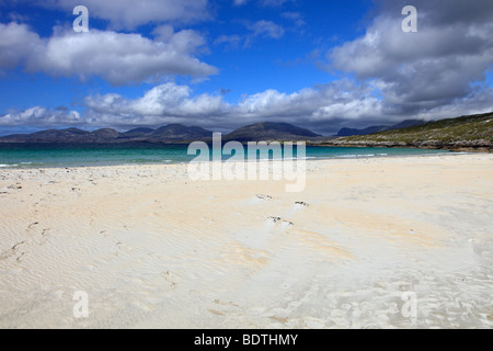 Schöner Strand in Luskentyre, Isle of Harris, Schottland, mit Blick über Sound z. auf der Insel z. Stockfoto