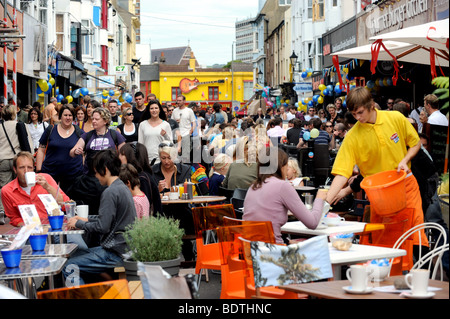 A voll Gardner Street im Bereich North Laine von Brighton an August Bank Holiday Stockfoto