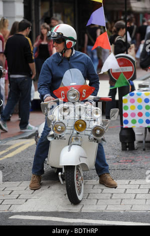 Mods mit ihren Rollern in Brighton City centre UK Stockfoto