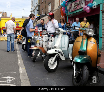 Mods mit ihren Rollern in Brighton City centre UK - 2009 Stockfoto