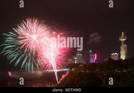 Feuerwerk über die kanadischen Horseshoe Falls in der Nacht Stockfoto
