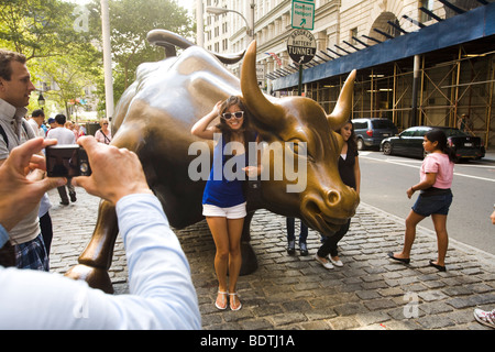 Charging Bull (manchmal ist die Wall Street Bullen oder das Bowling Green Bull genannt wird) ist ein 3.200 kg (7.000 lbs) Bronze Skulptur von Arturo Di Modica, in Bowling Green Park in der Nähe der Wall Street in New York City steht. Manhattan, New York City, Vereinigte Staaten von Amerika Stockfoto