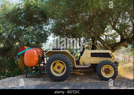 Traktor geparkt am Straßenrand im Dorf Pastra auf der griechischen Mittelmeer Insel von Kefalonia Griechenland GR Stockfoto