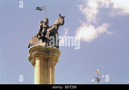 Tempelritter, Statue, Middle Temple, London, zwei Ritter auf dem Pferderücken mit zerrissenem Fahnenpennant. Stockfoto