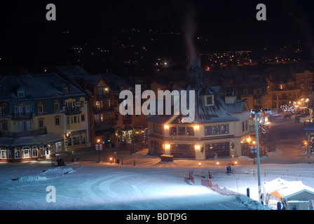 Mont Tremblant Resort in der Nacht, Quebec, Kanada. Blick von einem Hügel. Stockfoto