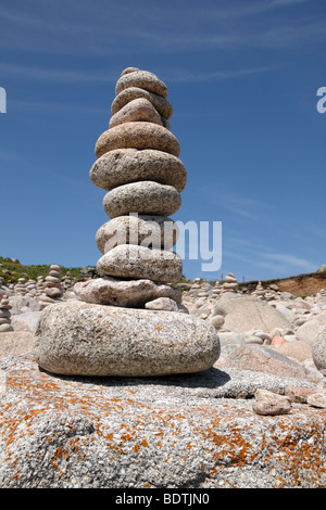 Ein großer Haufen Steine an einem steinigen Strand in St. Agnes, Isles of Scilly Cornwall UK. Stockfoto