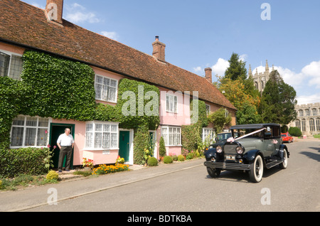 Rosa Häuschen und Oldtimer-Long Melford Suffolk UK Stockfoto