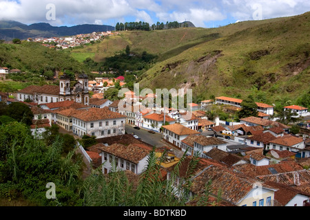 Luftaufnahme von Ouro Preto mit Dächern aus alten Gebäuden, Minas Gerais, Brasilien Stockfoto