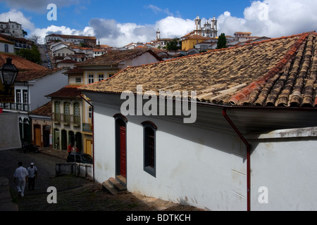 Straßen mit portugiesischen kolonialen Gebäuden in Ouro Preto, historischen Weltkulturerbe-Stadt in Minas Gerais, Brasilien Stockfoto