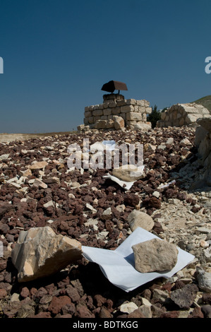 Steine über Gebet Hinweis Anfragen am Grab von Rabbi Pinhas Ben Yair, der in der Stadt Safed auch Milton Tsfat Zfat oder Tzfat in Galiläa Israel geschrieben Stockfoto