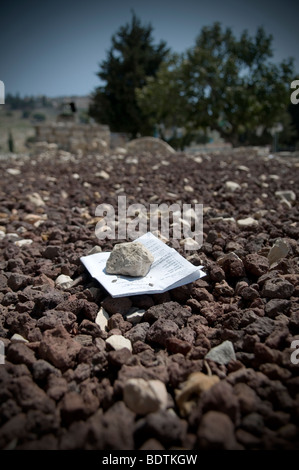 Stein über Gebet Seite Anfrage am Grab von Rabbi Pinhas Ben Yair, der in der Stadt Safed auch Milton Tsfat Zfat oder Tzfat in Galiläa Israel geschrieben Stockfoto