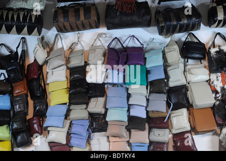 Geschäft in einem Tannary Souk in der Medina von Fes/Fez ist am 19. August 2009 in Marokko in Nordafrika abgebildet. Stockfoto