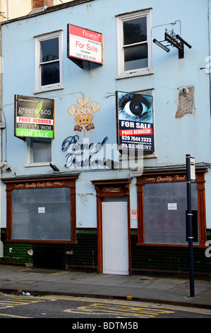 Pub "Pflaume der Federn" mit Brettern vernagelt, geschlossen, für Verkauf Bristol, UK Stockfoto