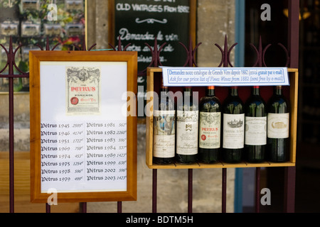 Teure Flaschen Wein zum Verkauf in der französischen Stadt von Saint-Émilion Stockfoto