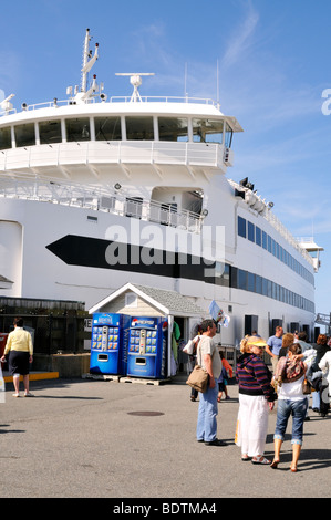 Dampfschiff Behörde Fähre von Woods Hole, die Insel Marthas Vineyard im Sommer mit Menschen an Bord warten Stockfoto