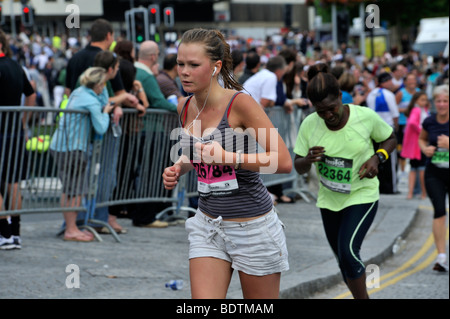 Junge Frau Läufer in Bristol eine halbe Marathon, UK Stockfoto