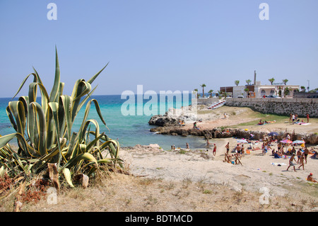 Kleinen Hafen und Strand, Monopoli, Provinz Bari, Apulien, Italien Stockfoto
