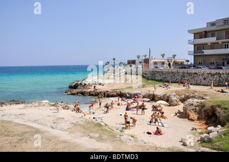 Kleinen Hafen und Strand, Monopoli, Provinz Bari, Apulien, Italien Stockfoto