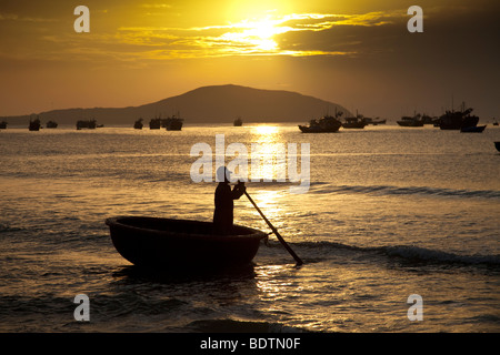 Angeln Boot Angebote an der Küste in Vietnam Stockfoto