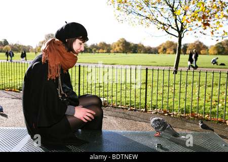 Eine Frau in London Hyde Park Stockfoto