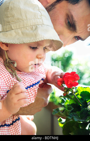 Vater-Tochter und eine Blume Stockfoto