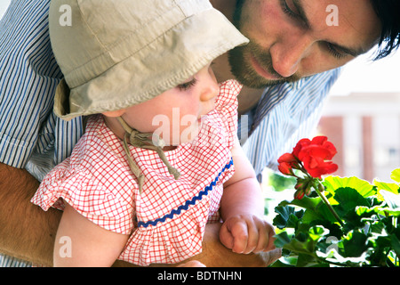 Vater-Tochter und eine Blume Stockfoto