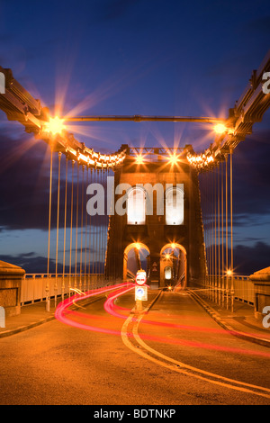 Blick entlang der A5-Straße über die Menai Hängebrücke, Anglesey in der Nacht. Bangor, Gwynedd, Nordwales, UK Stockfoto