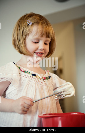 Ein Mädchen-Schlagsahne Stockfoto