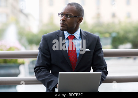 Ein Geschäftsmann mit einem laptop Stockfoto