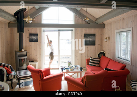 Eine Frau in einem Haus tun Dehnübungen Lofoten-Inseln Stockfoto