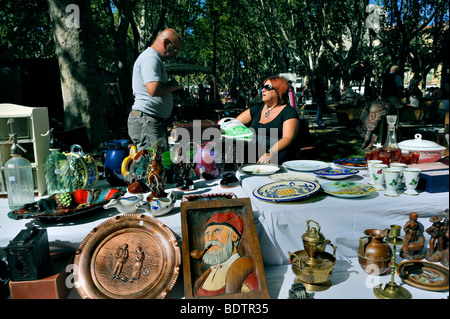 Perpignan, Frankreich, Antiquitätenhändler außerhalb des französischen Antiquitätenmarktes, Stand, Ausstellung, Brocante-Teller Stockfoto