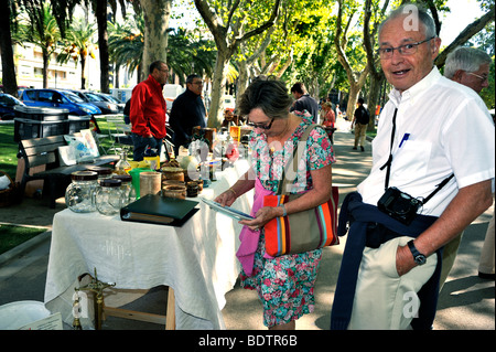 Perpignan, Frankreich, Seniorenaktivitäten, Paare Shopping außerhalb des französischen Antiquitätenmarktes, Stand, Ausstellung, französischer alter Mann, glückliche Leute reisen Stockfoto