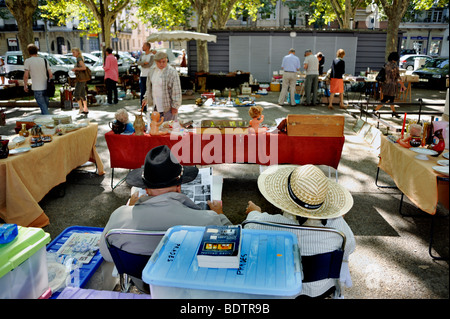 Perpignan, Frankreich, kleine Menschenmassen Touristen, Einkaufen außerhalb des französischen Antiquitätenmarktes, Stand, Ausstellung, Paar sitzen Stockfoto