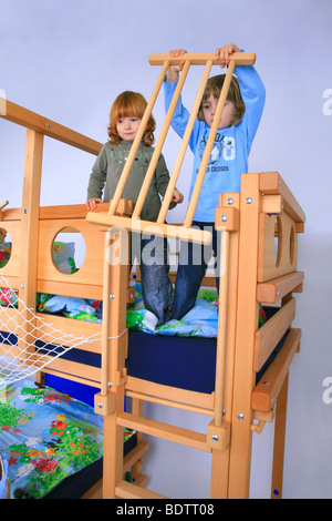 Kinder spielen in ein Billi-Bolli Hochbett die Abschlußbuchung Stockfoto