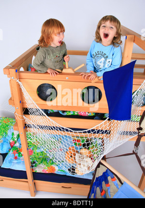 Kinder spielen im Billi-Bolli Bett loft Stockfoto