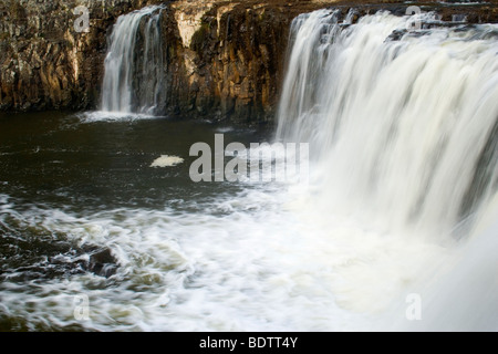 Haruru Falls, Wasser fällt in Hufeisenform eines auf einem Felsvorsprung, Bay of Islands, Northland, Nordinsel, Neuseeland Stockfoto