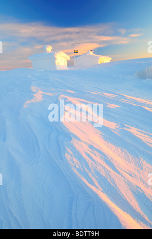 verschneiten Hütten am Berg Dundret in Schwedisch-Lappland Stockfoto