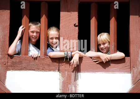 Lizenzfreie kostenlose Foto von Kindern auf Tagesausflug zum Abenteuerpark in den Sommerferien. Britische UK Stockfoto