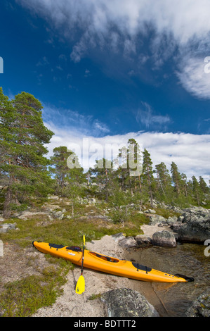 Kajak bin siehe Rogen, Naturreservat Rogen, Haerjedalen, Schweden, Kajak am See Rogen, Naturschutzgebiet, Schweden Stockfoto