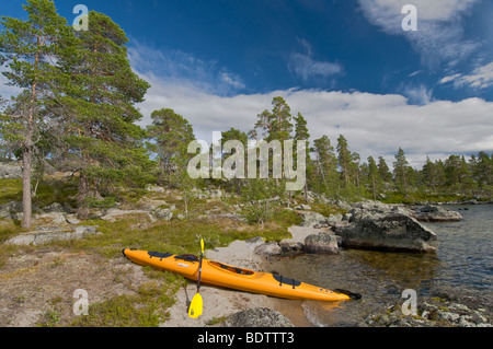 Kajak bin siehe Rogen, Naturreservat Rogen, Haerjedalen, Schweden, Kajak am See Rogen, Naturschutzgebiet, Schweden Stockfoto