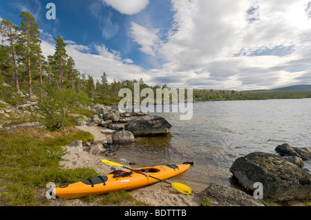 Kajak bin siehe Rogen, Naturreservat Rogen, Haerjedalen, Schweden, Kajak am See Rogen, Naturschutzgebiet, Schweden Stockfoto