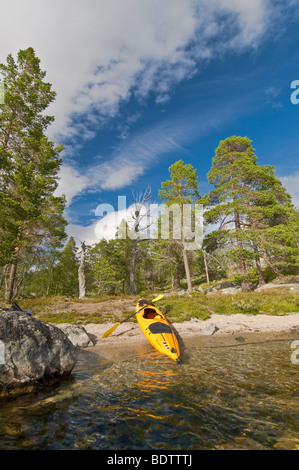 Kajak bin siehe Rogen, Naturreservat Rogen, Haerjedalen, Schweden, Kajak am See Rogen, Naturschutzgebiet, Schweden Stockfoto