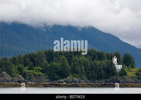 Sentinel-Insel-Leuchtturm - Blick von Lynn Canal / Zw. Skagway & Juneau - Alaska Stockfoto