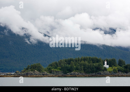 Sentinel-Insel-Leuchtturm - Blick von Lynn Canal / Zw. Skagway & Juneau - Alaska Stockfoto