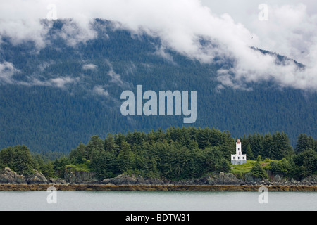 Sentinel-Insel-Leuchtturm - Blick von Lynn Canal / Zw. Skagway & Juneau - Alaska Stockfoto