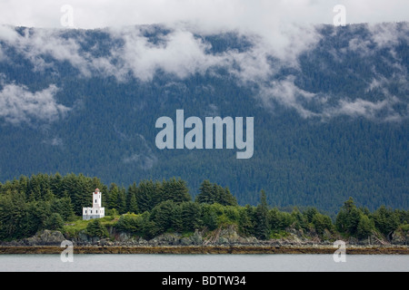 Sentinel-Insel-Leuchtturm - Blick von Lynn Canal / Zw. Skagway & Juneau - Alaska Stockfoto