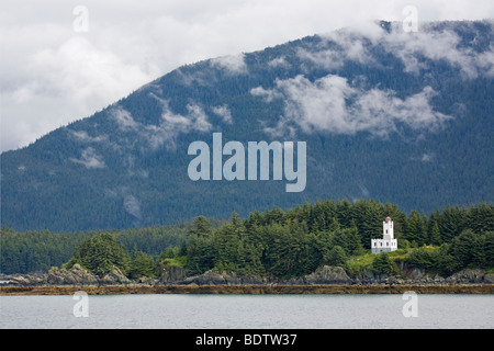 Sentinel-Insel-Leuchtturm - Blick von Lynn Canal / Zw. Skagway & Juneau - Alaska Stockfoto