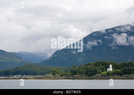 Sentinel-Insel-Leuchtturm - Blick von Lynn Canal / Zw. Skagway & Juneau - Alaska Stockfoto