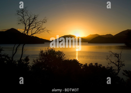 Kenepuru Sound, Untergang der Sonne über die Buchten und Inseln der Kenepuru Sound, Marlborough Sounds, Südinsel, Neuseeland Stockfoto